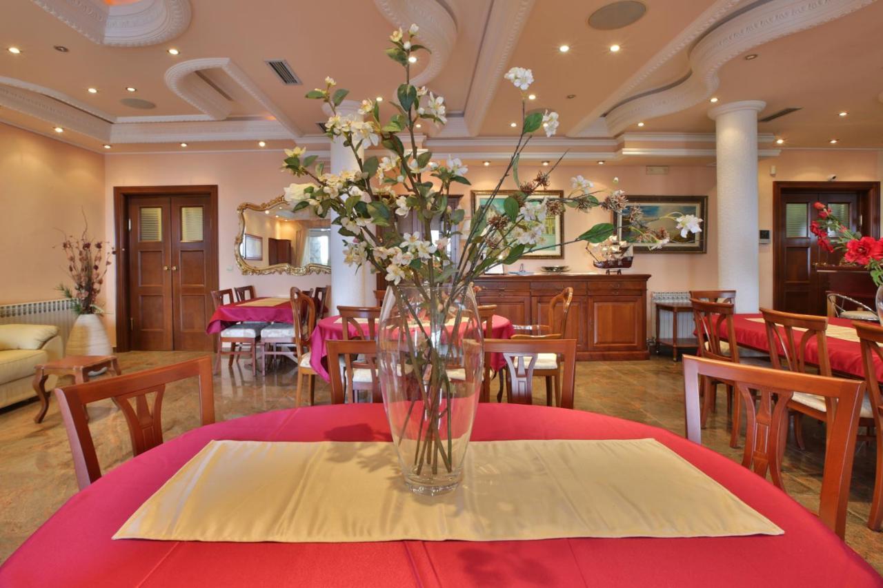 Royal Holiday Apartments Sveti Stefan Buitenkant foto
